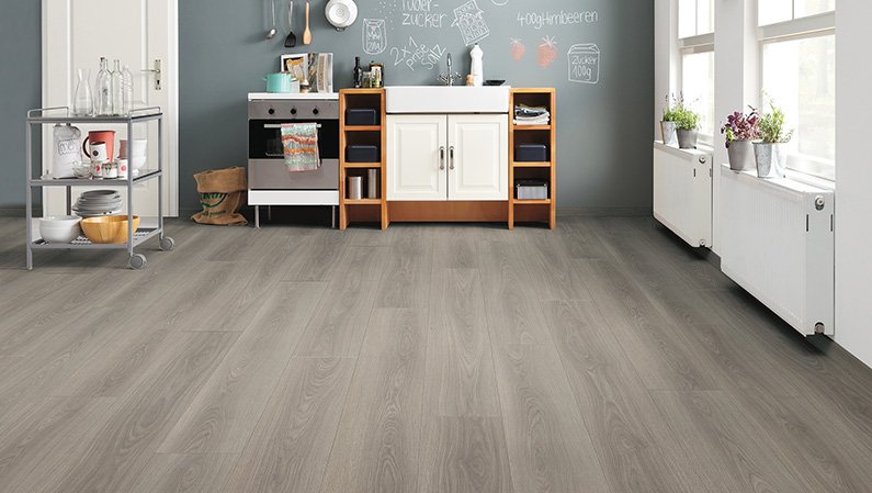 Ламинат Haro Tritty 100 Gran Via 4V Дуб Портлэнд Серый 533139 2200×243×8 фото в интерьере